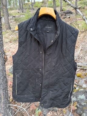Banana Republic Men's Quilted Black Vest with Zip Pockets
